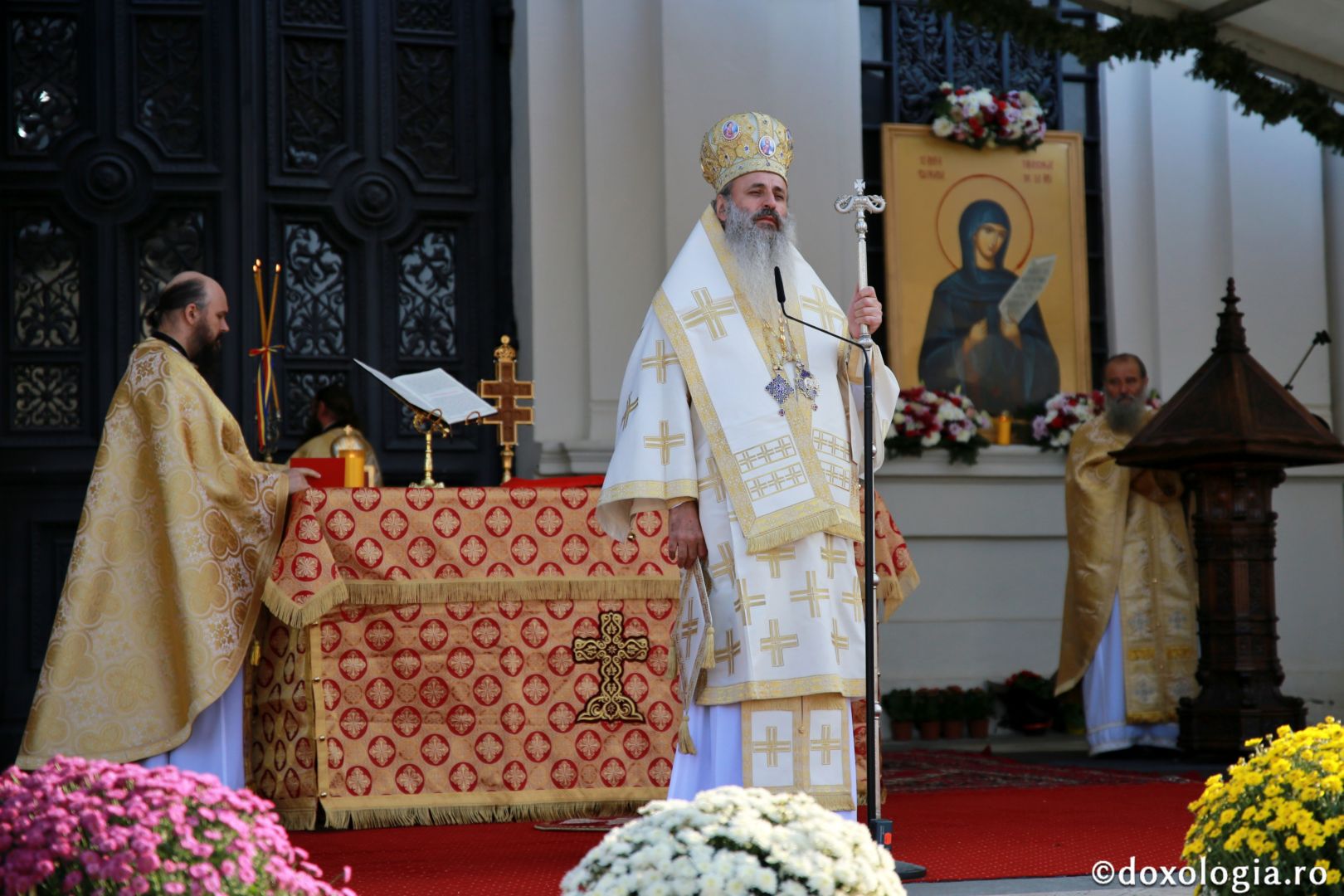 Liturghie arhierească pentru credincioșii ieșeni: „Biserica se află nu în mâna oamenilor, ci în mâna lui Dumnezeu”