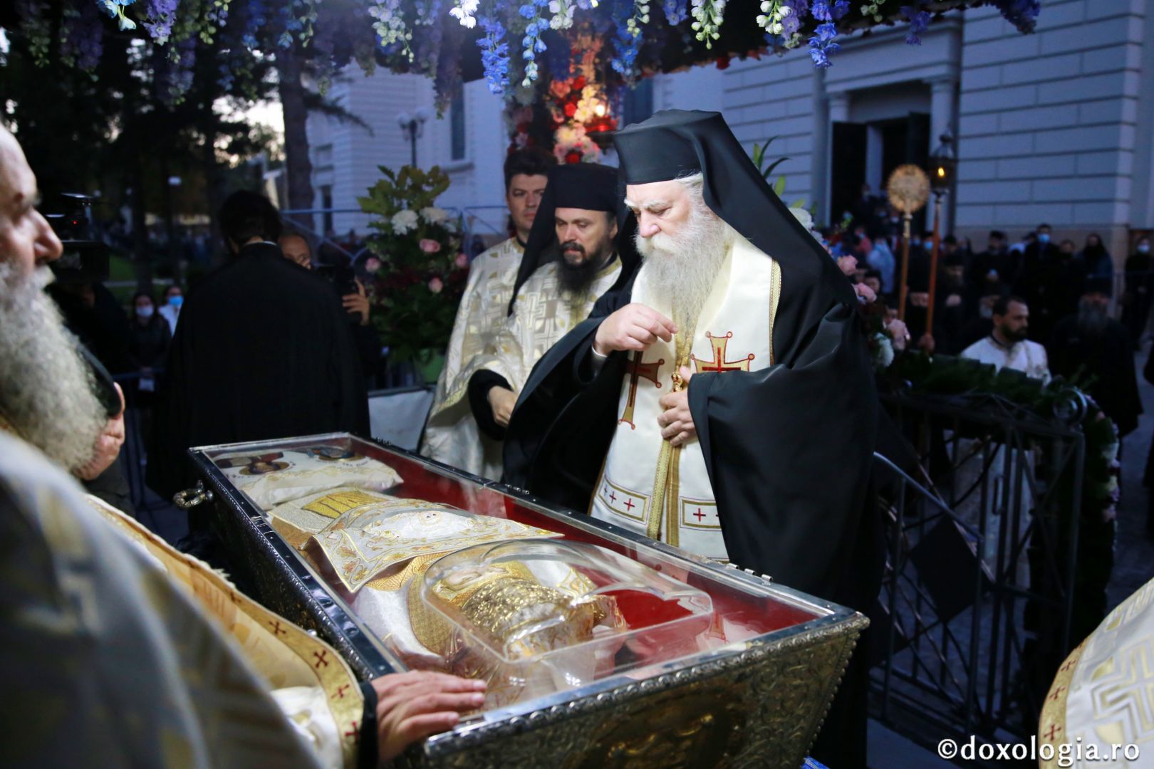 Racla Sfintei Parascheva a fost scoasă spre închinare