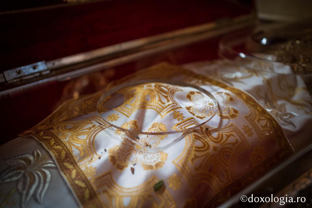 Racla cu sfintele moaște ale Sfintei Cuvioase Parascheva nu va mai fi scoasă din Catedrala Mitropolitană