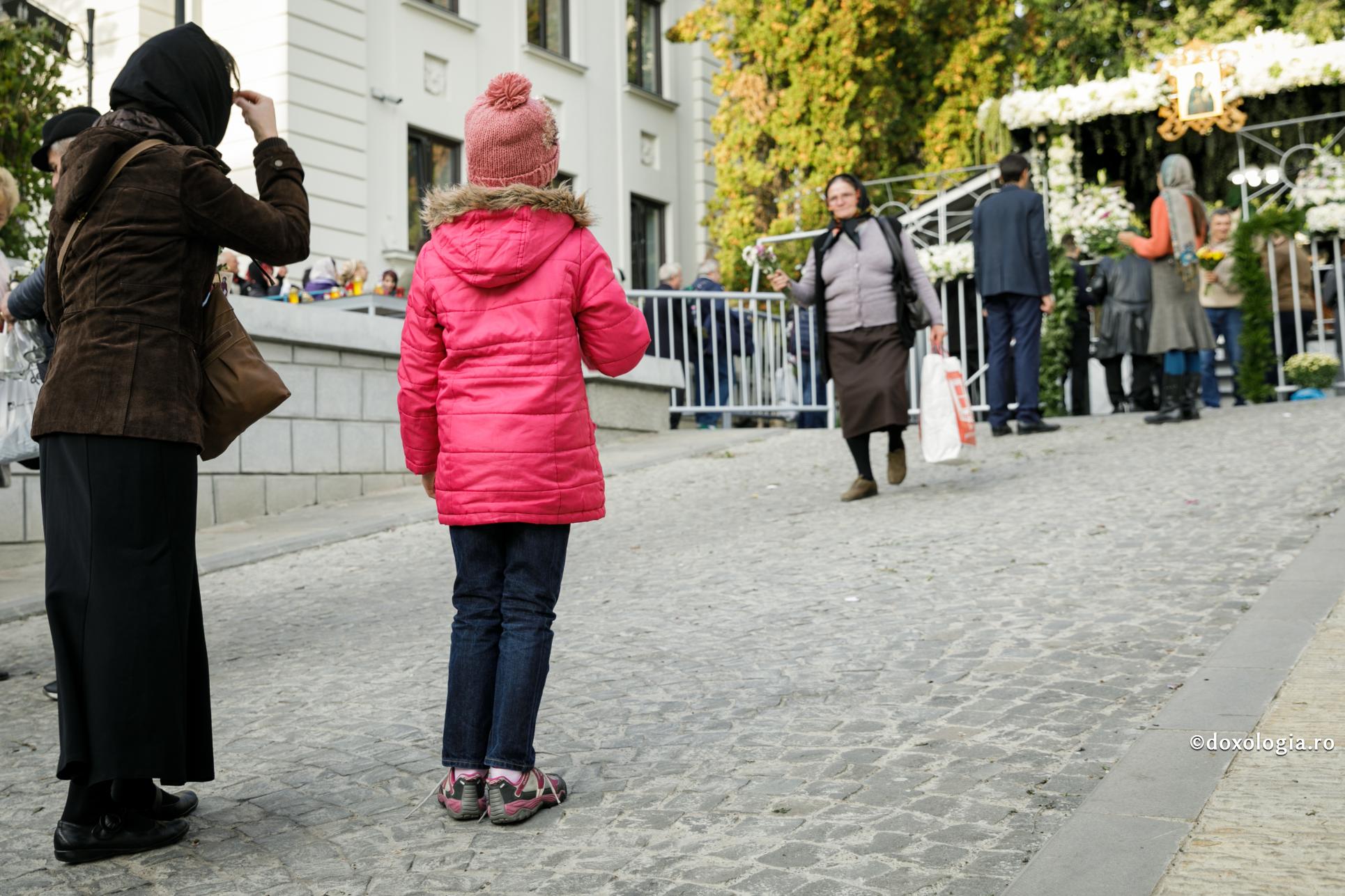 (Video) Dorința unei copile, împlinită de Sfânta Parascheva: admiterea la Facultatea de Farmacie