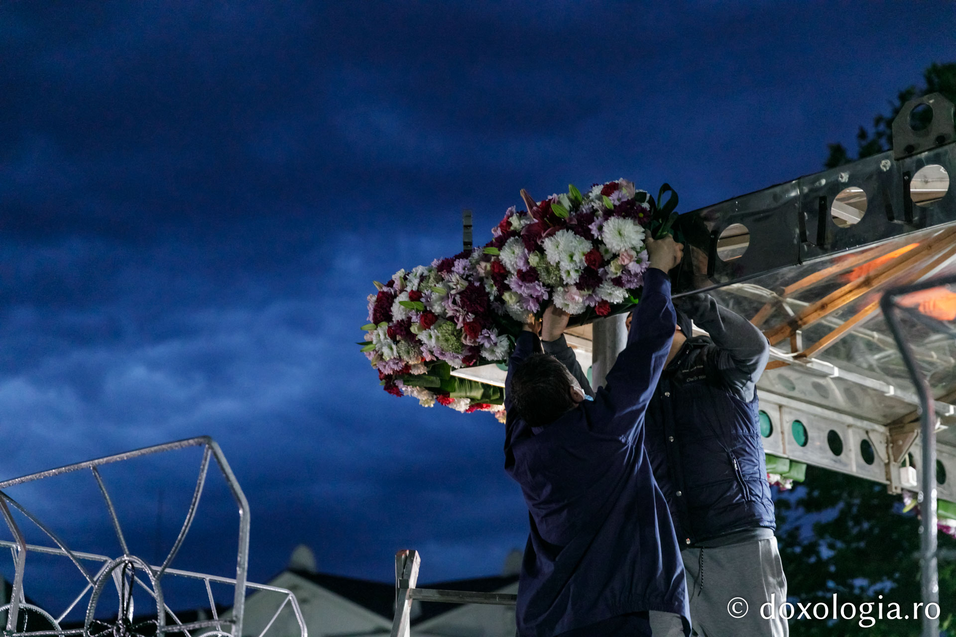 (Foto) Împodobirea baldachinului Sfintei Cuvioase Parascheva – 2020