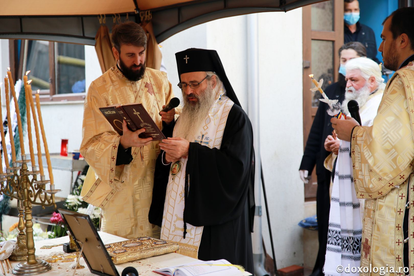 foto: Flavius Popa Părintele Constantin Muha, slujitorul devotat al Bisericii, a fost înmormântat