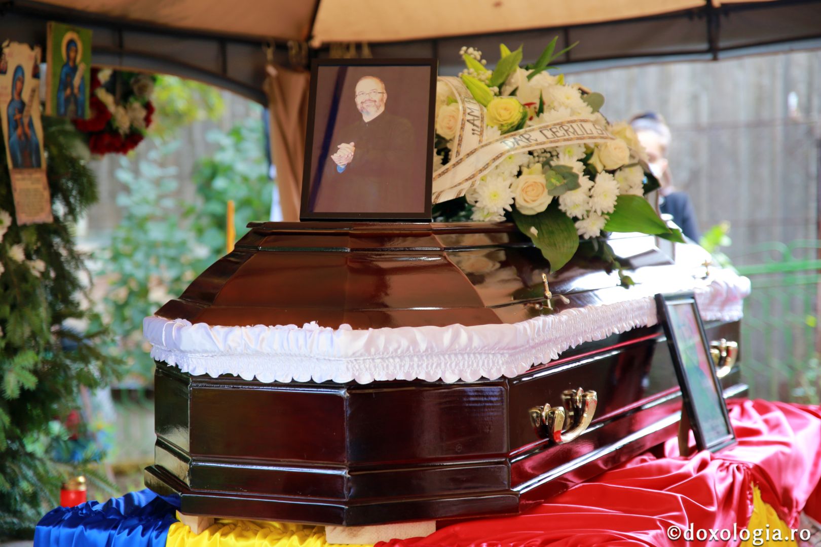 foto: Flavius Popa Părintele Constantin Muha, slujitorul devotat al Bisericii, a fost înmormântat
