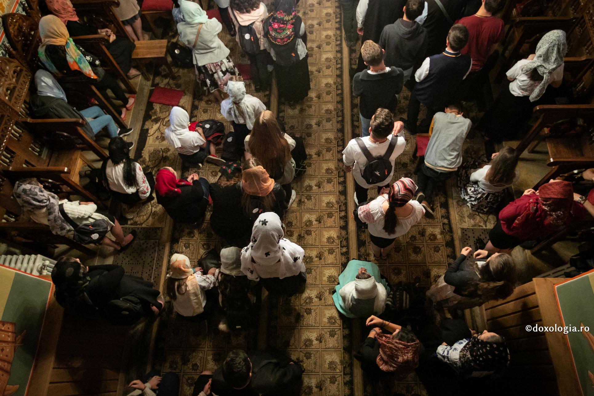 credincioși participând la slujbă