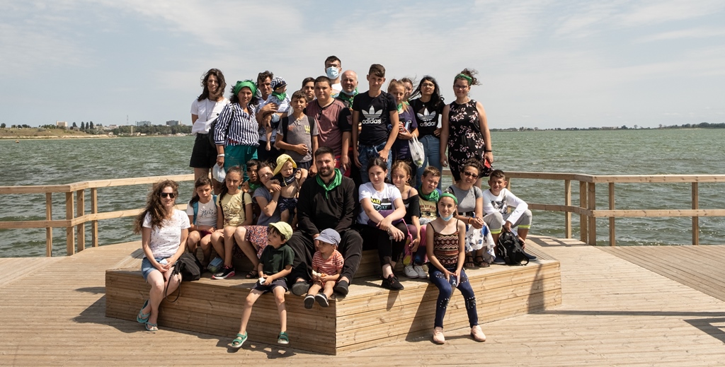 Avem 5 elevi cu media peste 9 și doar 2 burse. Ajută-ne să îi ajutăm pe toți!