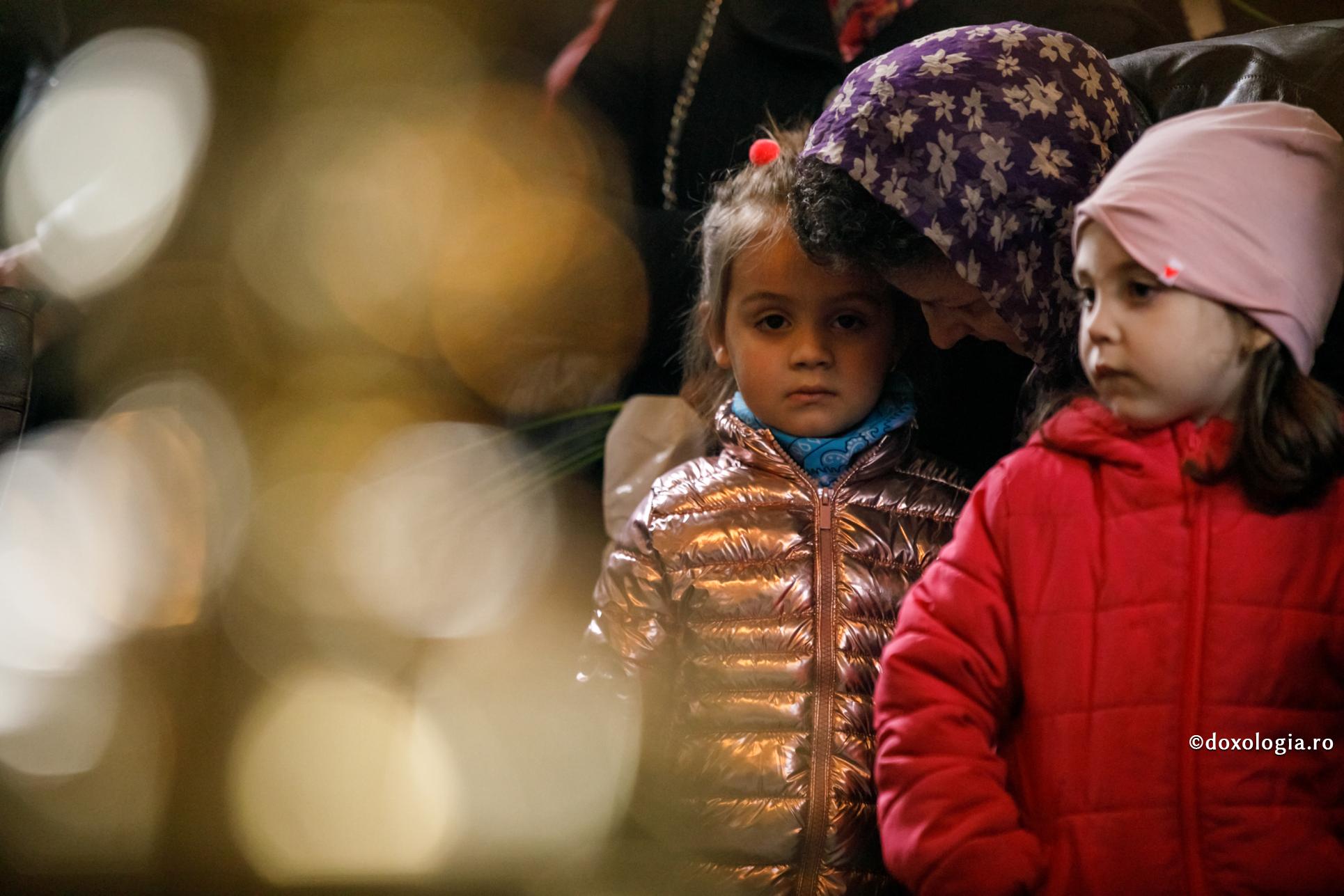 Mai mult decât sfaturile, ajută exemplul părintesc / Foto: Pr. Silviu Cluci mamă vorbind copilei