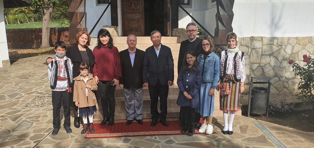 Ambasadorul Vietnamului a vizitat Parohia Izvoare din județul Neamț