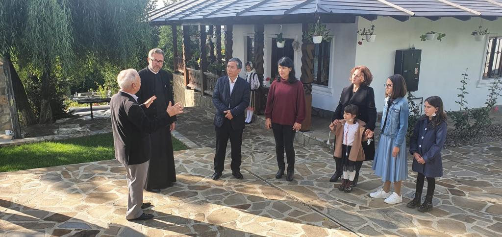 Ambasadorul Vietnamului a vizitat Parohia Izvoare din județul Neamț