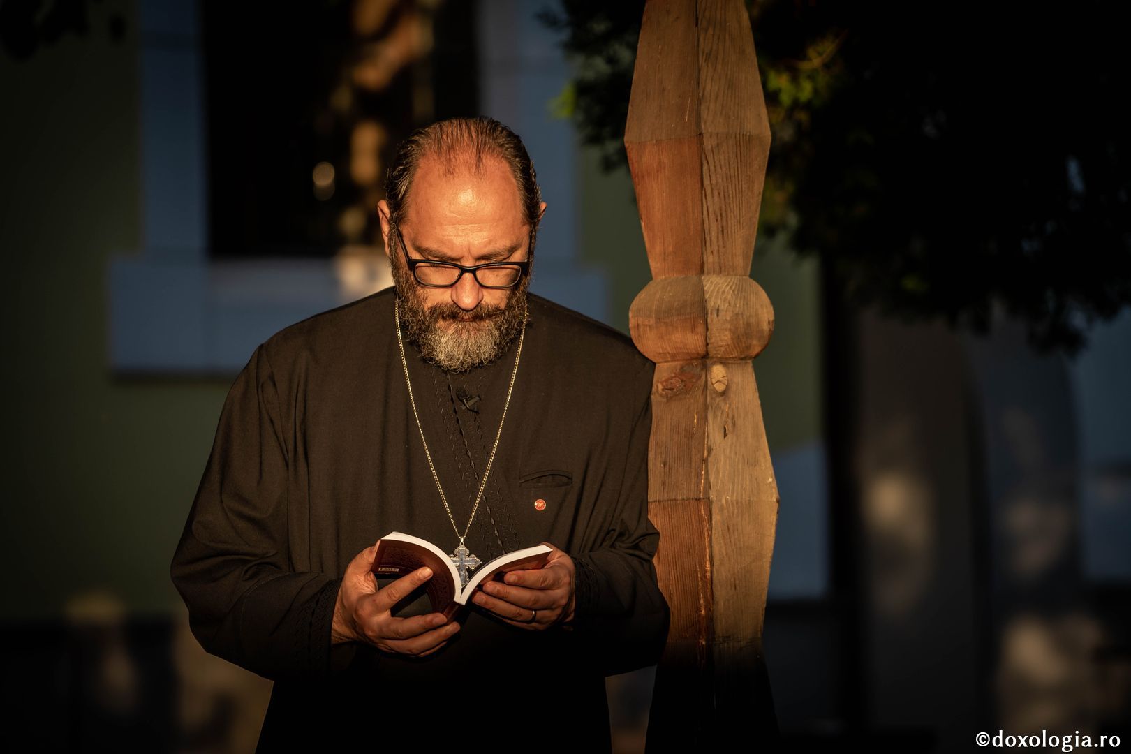 (Video) „În Sfintele Taine, Dumnezeu întinde mâna, prin cuvinte, către sufletul nostru” – Părintele Constantin Necula