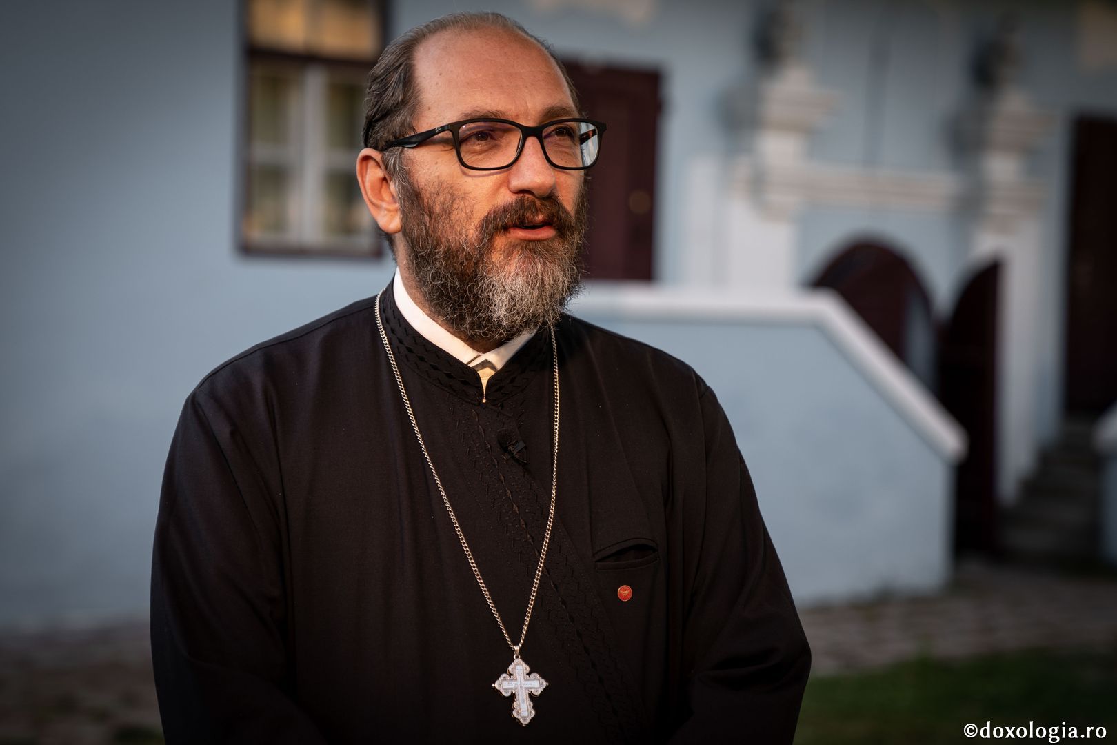 (Video) „Hristos n-ar sta la coadă la moaște, pentru că în ele se află deja Hristos” – Părintele Constantin Necula