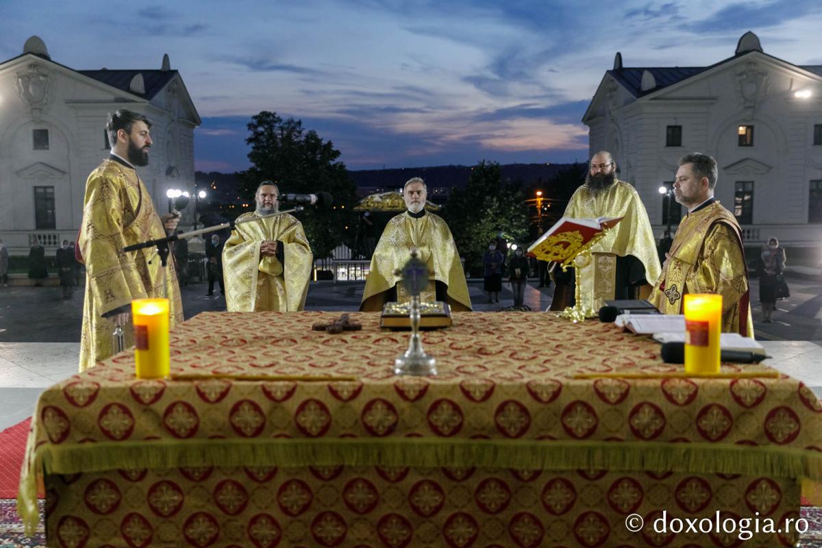 S-au împlinit 24 de ani de la aducerea moaștelor Sfântului Andrei la Iași. Părintele Arhiepiscop Calinic a slujit la Catedrala Mitropolitană