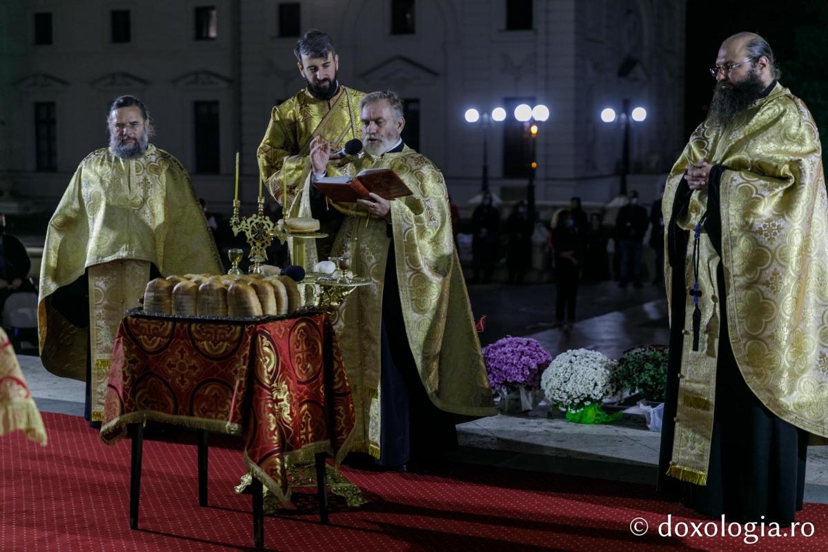 S-au împlinit 24 de ani de la aducerea moaștelor Sfântului Andrei la Iași. Părintele Arhiepiscop Calinic a slujit la Catedrala Mitropolitană