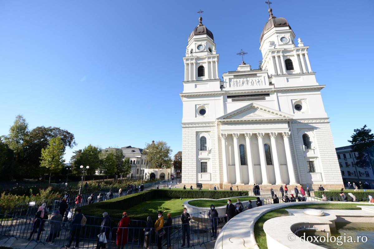 (Video) Închinătorii Sfintei Parascheva – la raclă, de ziua Cuvioasei