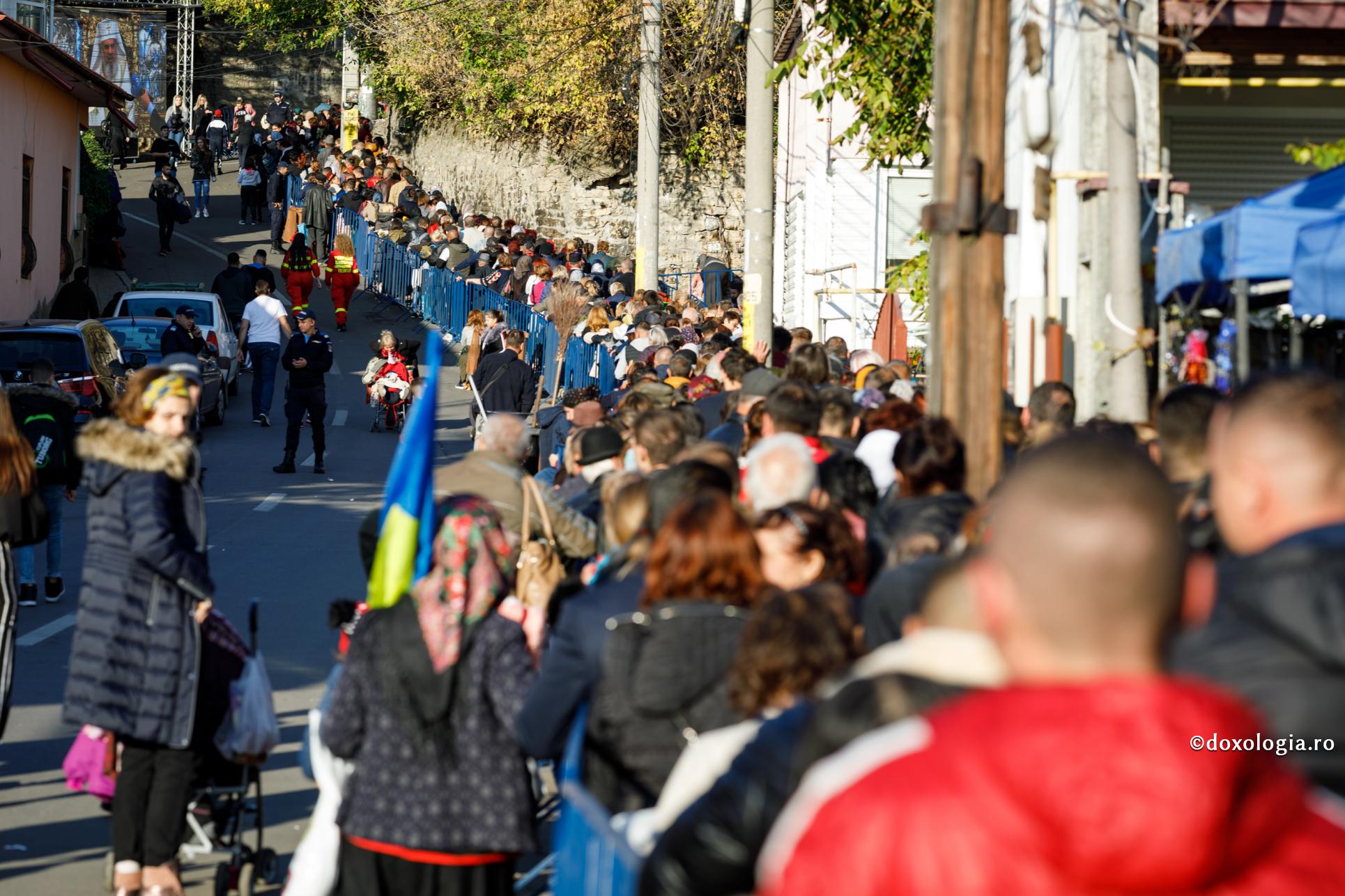 (Video) De ce se supun pelerinii chinului de a sta la rândul Cuvioasei Parascheva?
