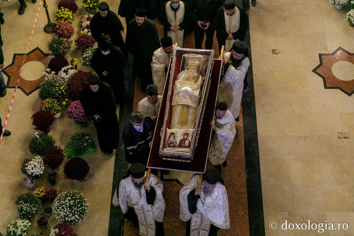 (Video) Sfânta Parascheva, în mijlocul pelerinilor: racla cu sfintele moaște a fost depusă în baldachinul din curtea Catedralei Mitropolitane