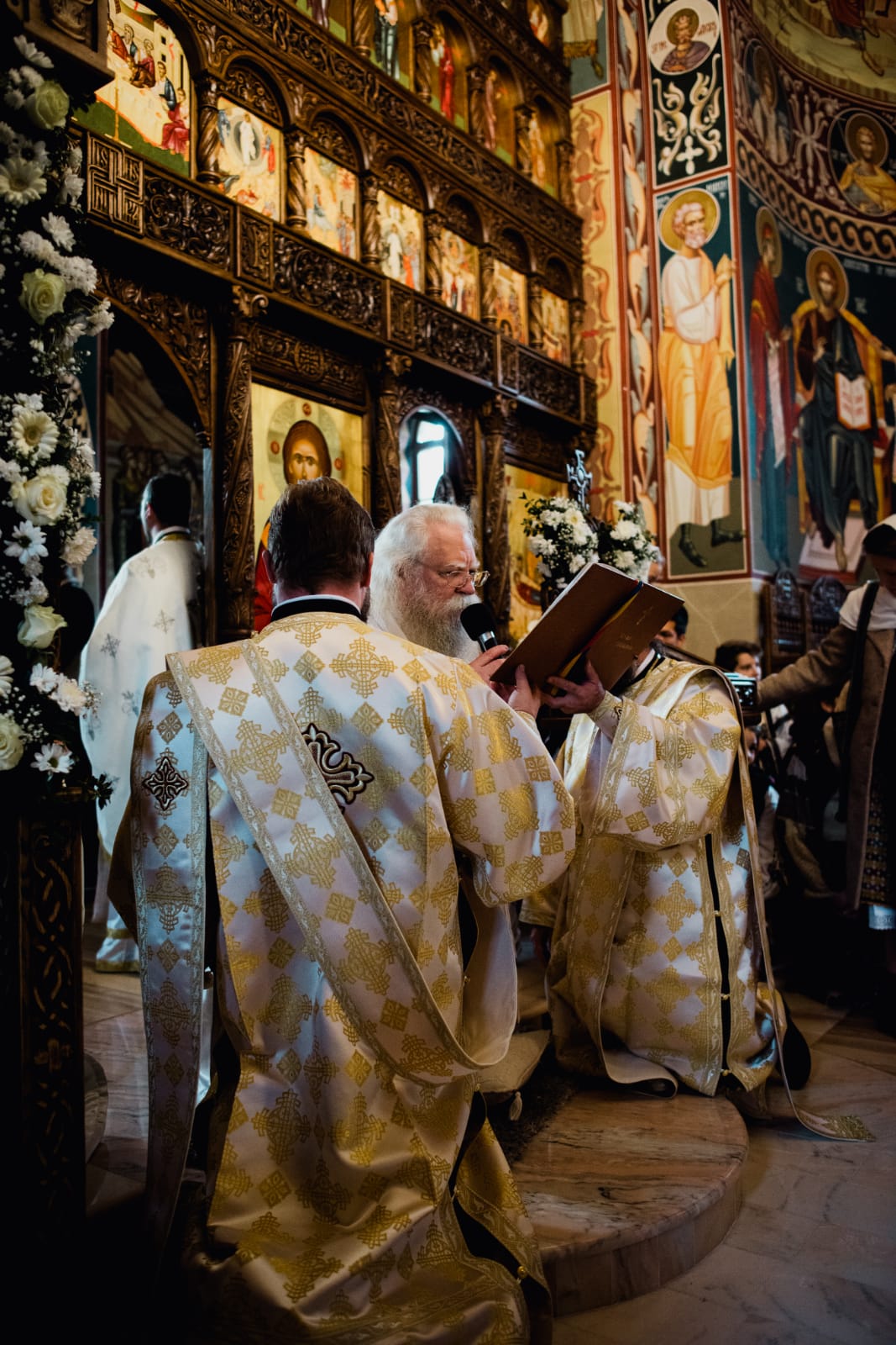Biserica din Galu, ridicată de doi preoți, a fost târnosită de Părintele Arhiepiscop Calinic Biserica din Galu, ridicată de doi preoți, a fost târnosită de Părintele Arhiepiscop Calinic