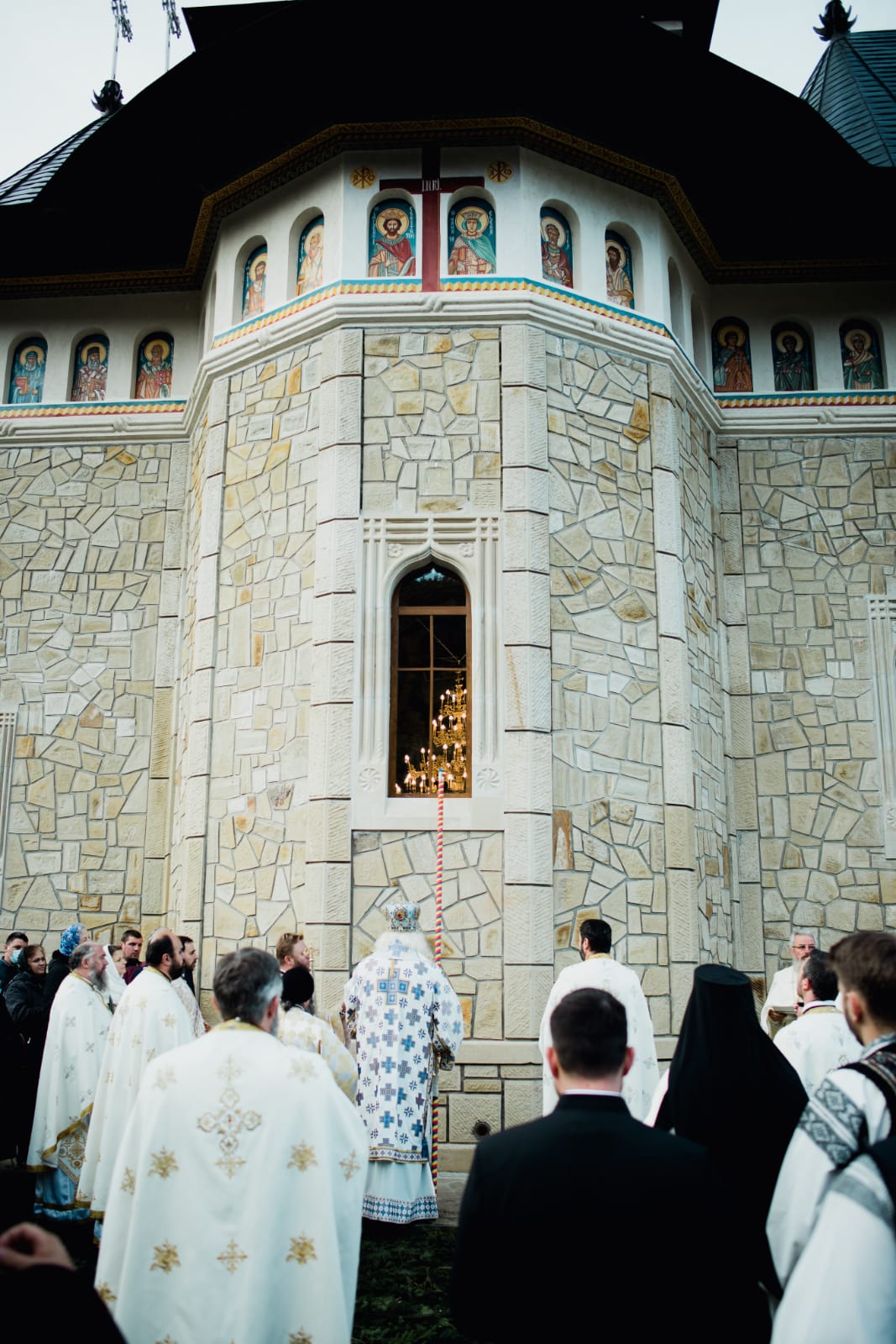 Biserica din Galu, ridicată de doi preoți, a fost târnosită de Părintele Arhiepiscop Calinic Biserica din Galu, ridicată de doi preoți, a fost târnosită de Părintele Arhiepiscop Calinic