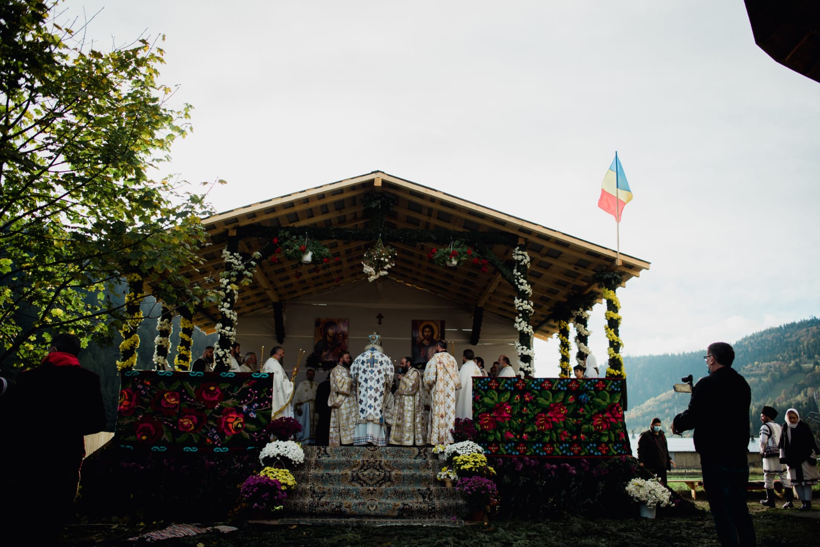 Biserica din Galu, ridicată de doi preoți, a fost târnosită de Părintele Arhiepiscop Calinic Biserica din Galu, ridicată de doi preoți, a fost târnosită de Părintele Arhiepiscop Calinic