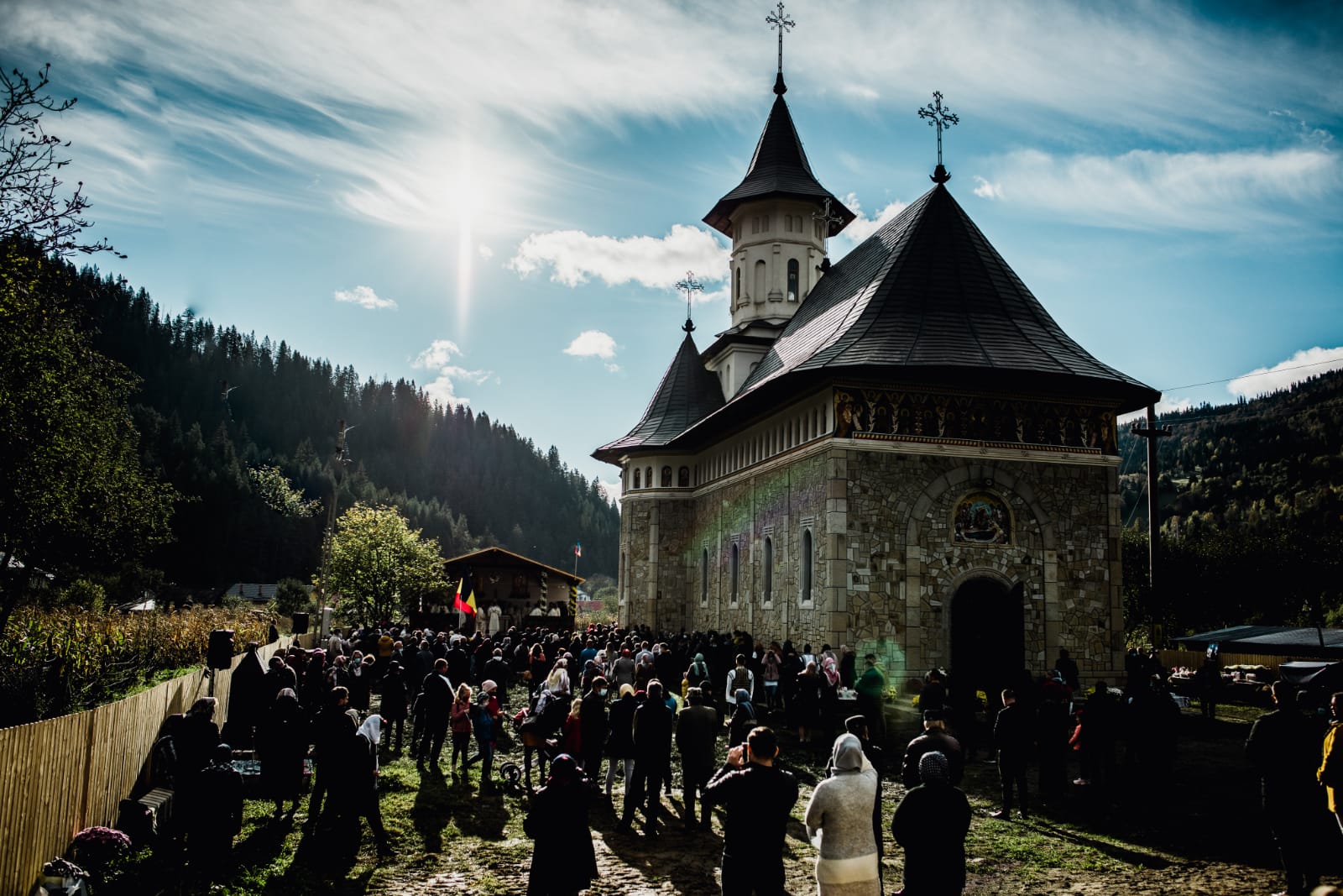 Biserica din Galu, ridicată de doi preoți, a fost târnosită de Părintele Arhiepiscop Calinic Biserica din Galu, ridicată de doi preoți, a fost târnosită de Părintele Arhiepiscop Calinic