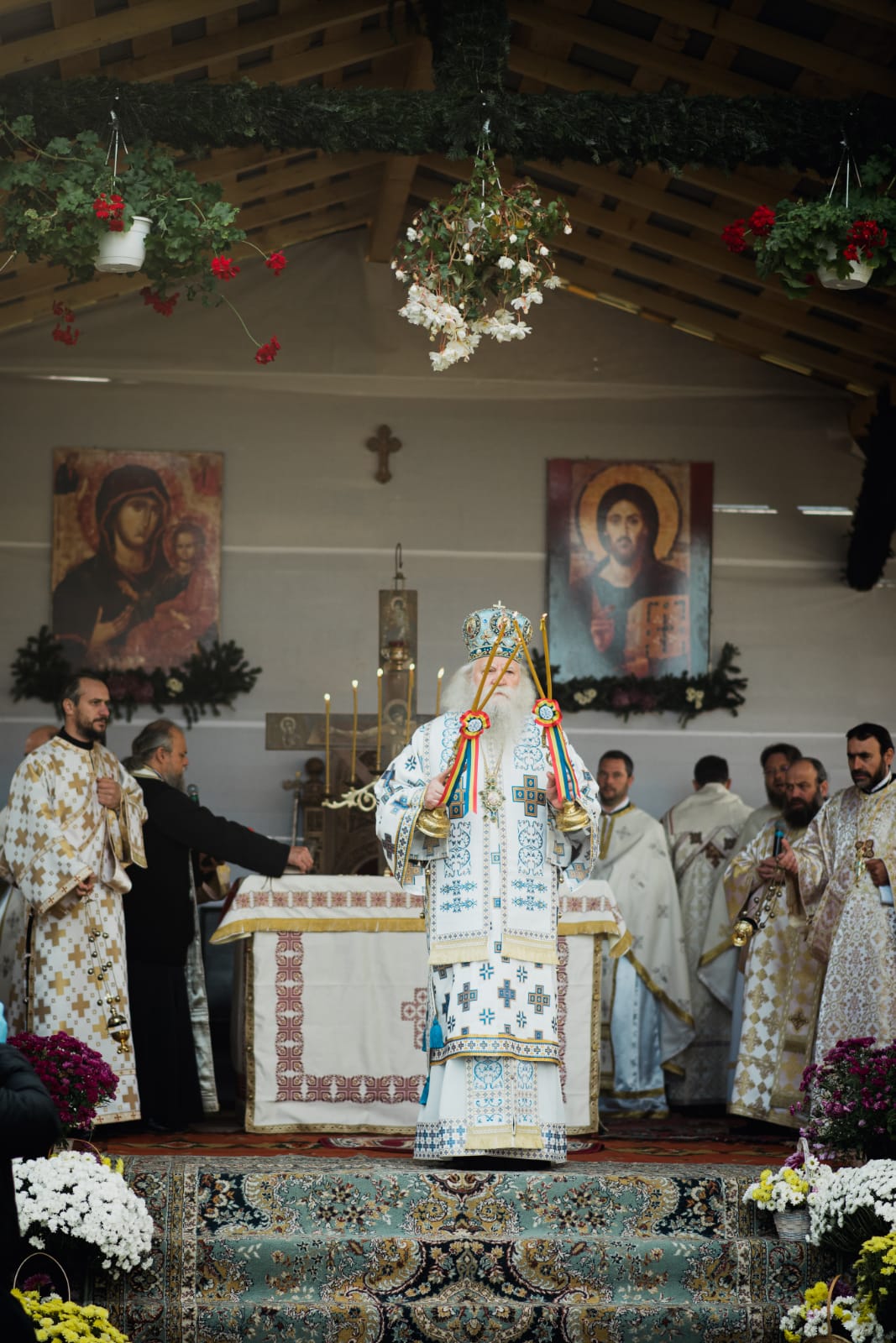 Biserica din Galu, ridicată de doi preoți, a fost târnosită de Părintele Arhiepiscop Calinic Biserica din Galu, ridicată de doi preoți, a fost târnosită de Părintele Arhiepiscop Calinic