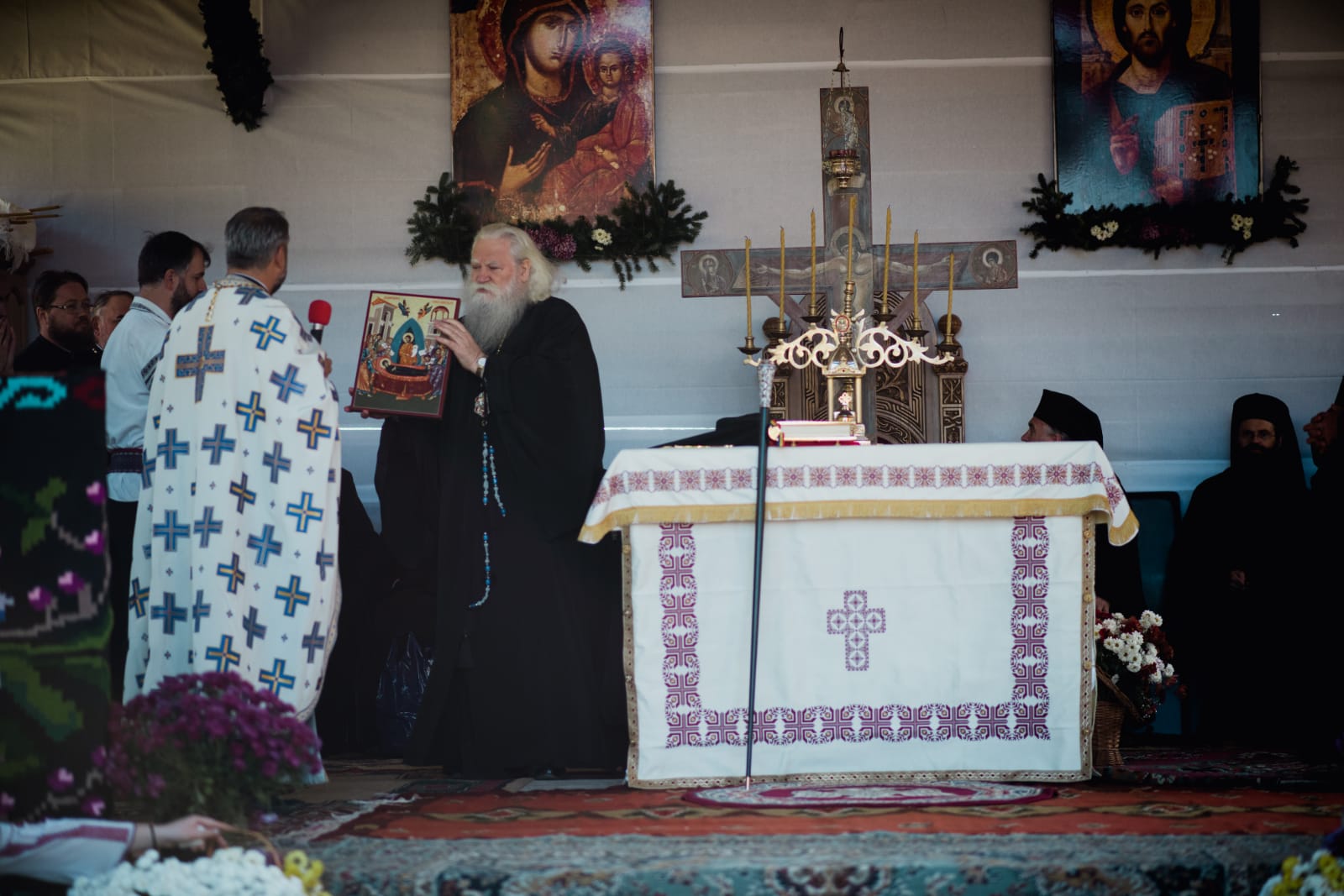 Biserica din Galu, ridicată de doi preoți, a fost târnosită de Părintele Arhiepiscop Calinic Biserica din Galu, ridicată de doi preoți, a fost târnosită de Părintele Arhiepiscop Calinic