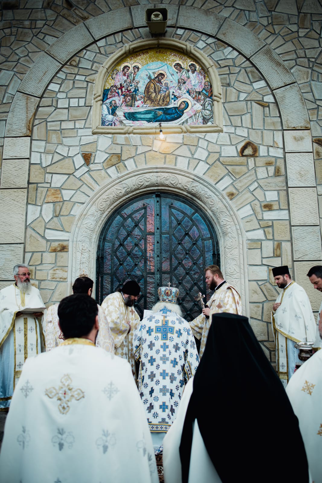 Biserica din Galu, ridicată de doi preoți, a fost târnosită de Părintele Arhiepiscop Calinic Biserica din Galu, ridicată de doi preoți, a fost târnosită de Părintele Arhiepiscop Calinic