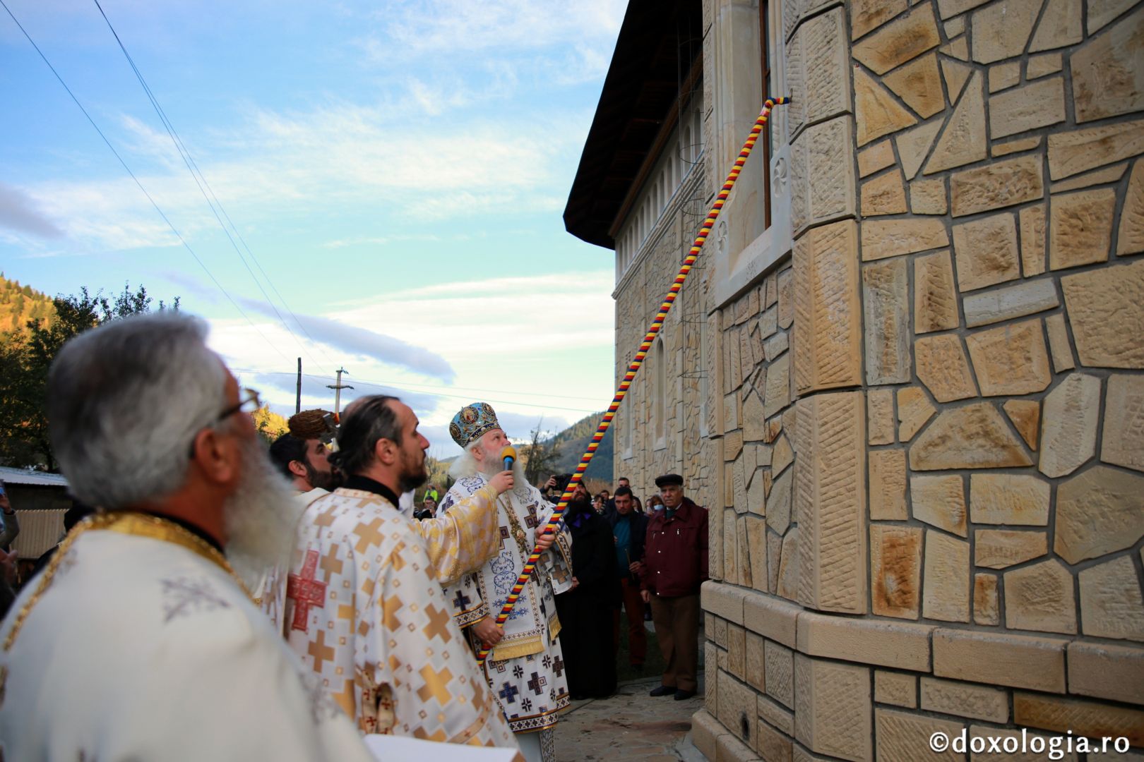 foto: Flavius Popa Biserica din Galu, ridicată de doi preoți, a fost târnosită de Părintele Arhiepiscop Calinic