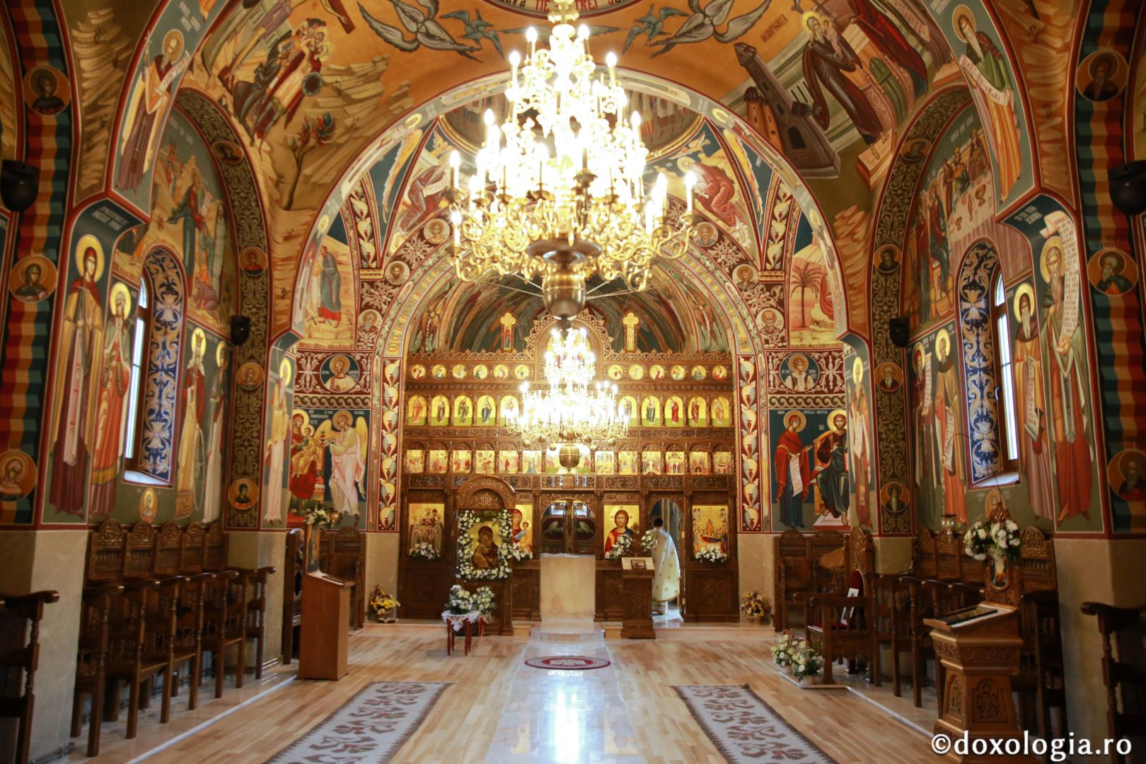 foto: Flavius Popa Biserica din Galu, ridicată de doi preoți, a fost târnosită de Părintele Arhiepiscop Calinic