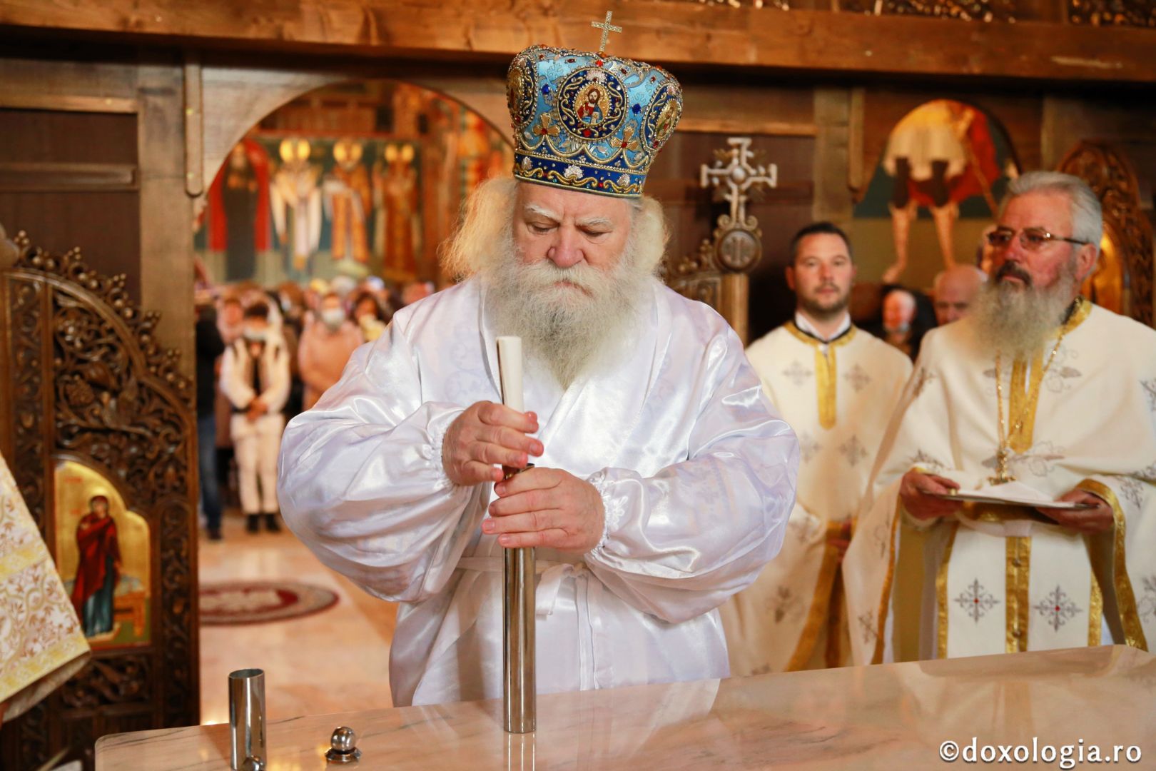 foto: Flavius Popa Biserica din Galu, ridicată de doi preoți, a fost târnosită de Părintele Arhiepiscop Calinic