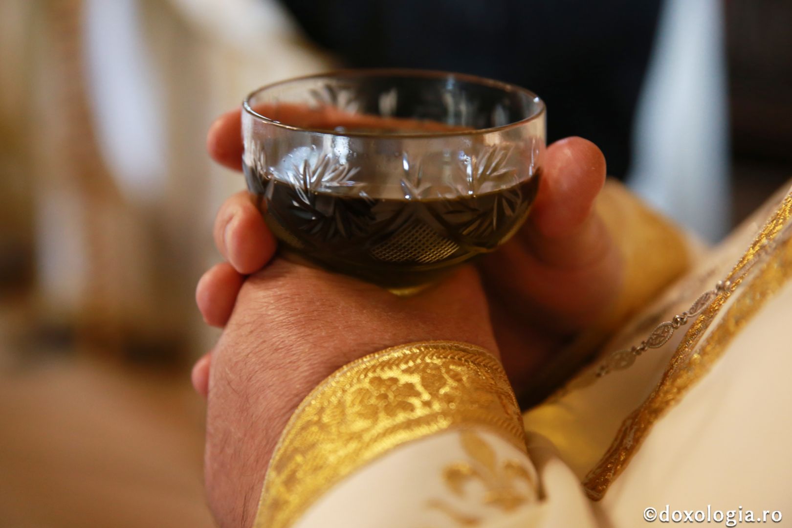 foto: Flavius Popa Biserica din Galu, ridicată de doi preoți, a fost târnosită de Părintele Arhiepiscop Calinic