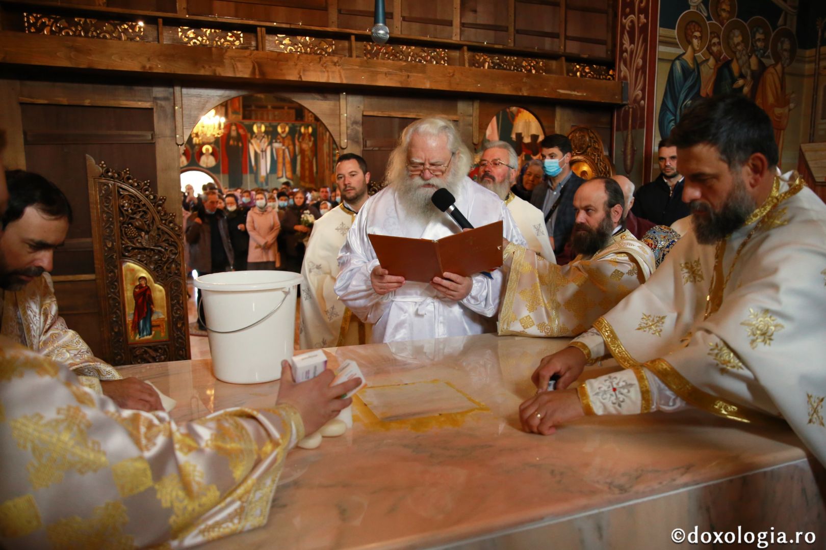 foto: Flavius Popa Biserica din Galu, ridicată de doi preoți, a fost târnosită de Părintele Arhiepiscop Calinic