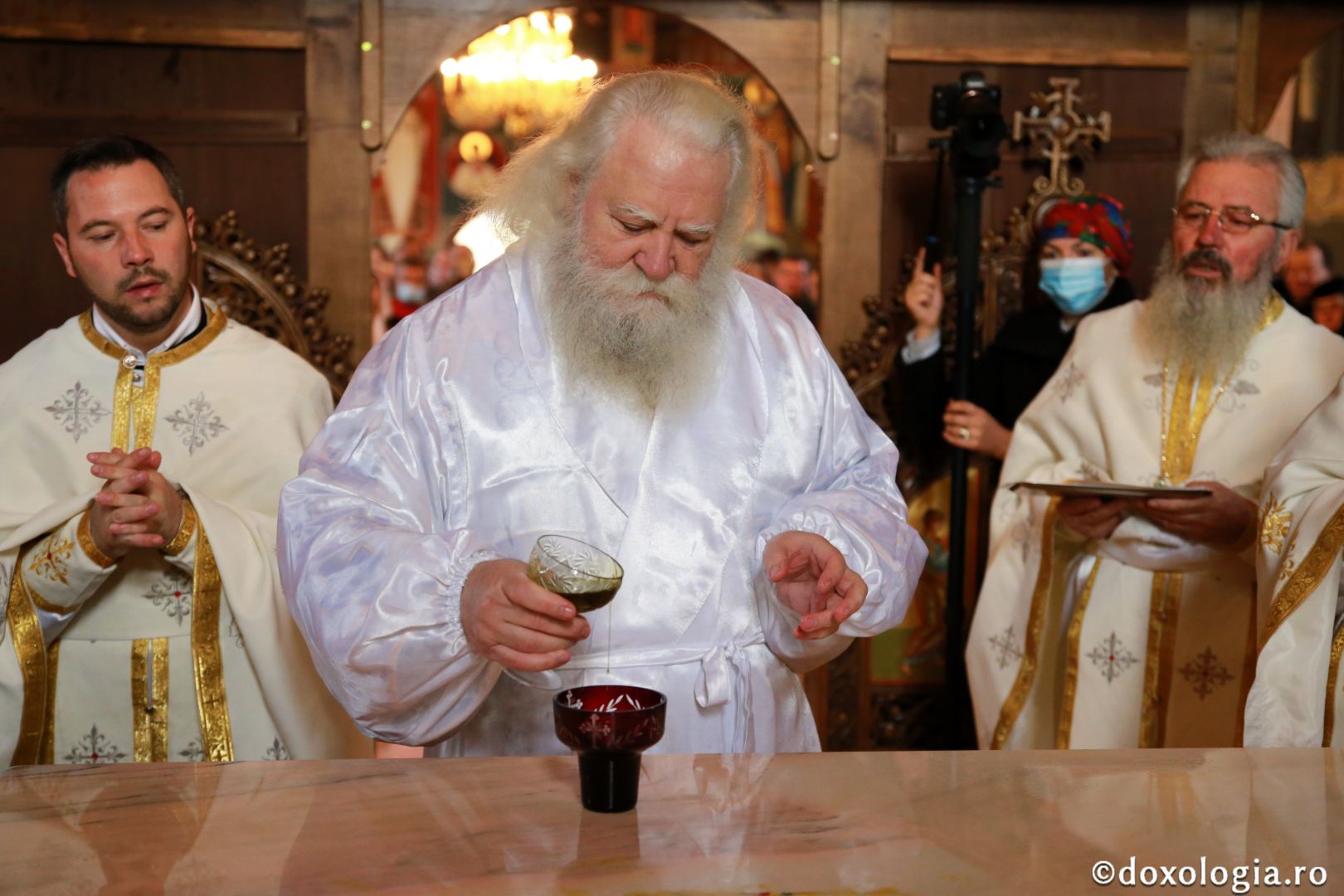 foto: Flavius Popa Biserica din Galu, ridicată de doi preoți, a fost târnosită de Părintele Arhiepiscop Calinic