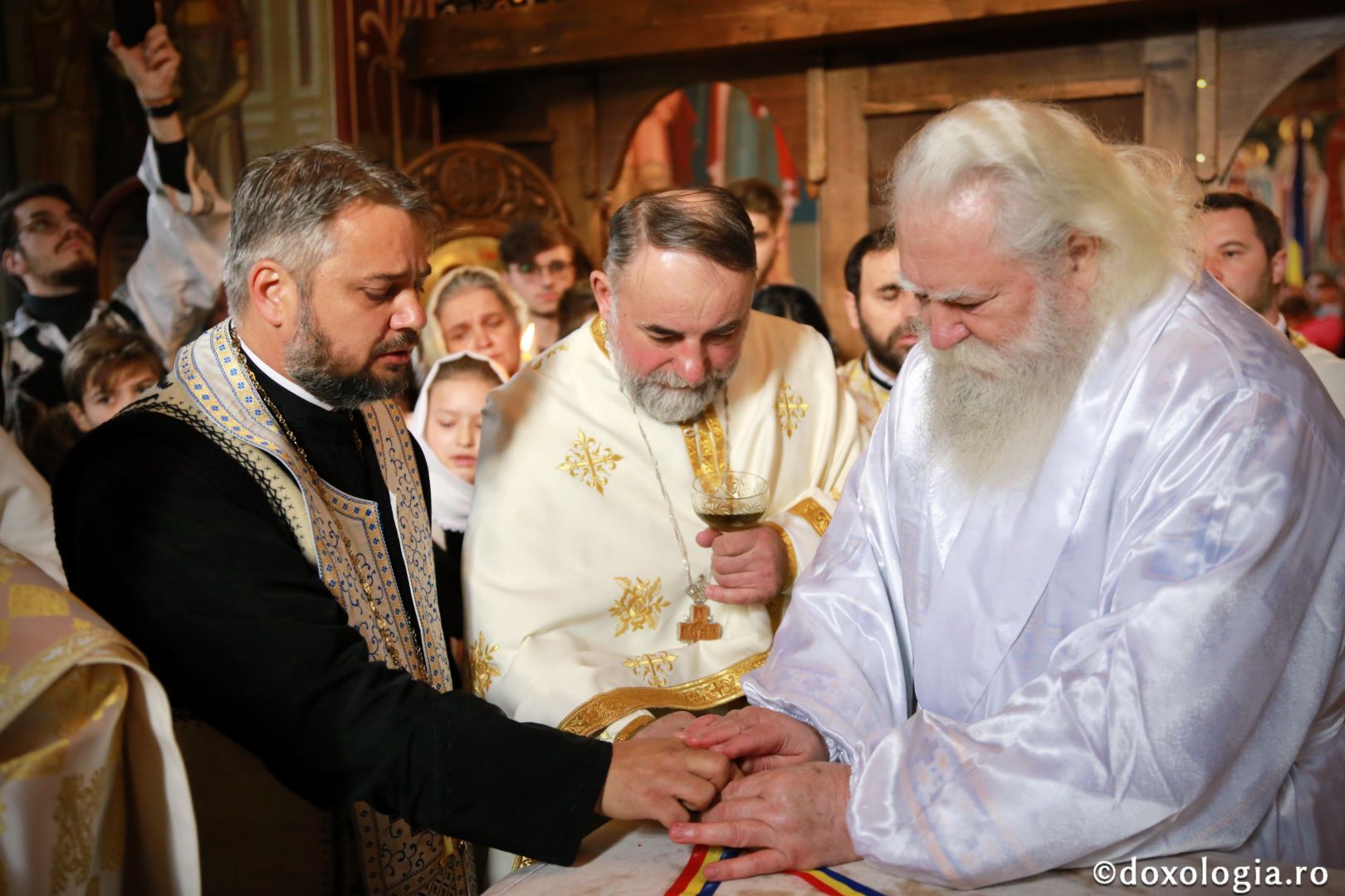 Biserica din Galu, ridicată de doi preoți, a fost târnosită de Părintele Arhiepiscop Calinic