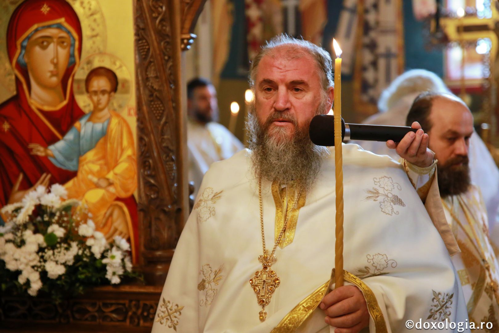 foto: Flavius Popa Biserica din Galu, ridicată de doi preoți, a fost târnosită de Părintele Arhiepiscop Calinic