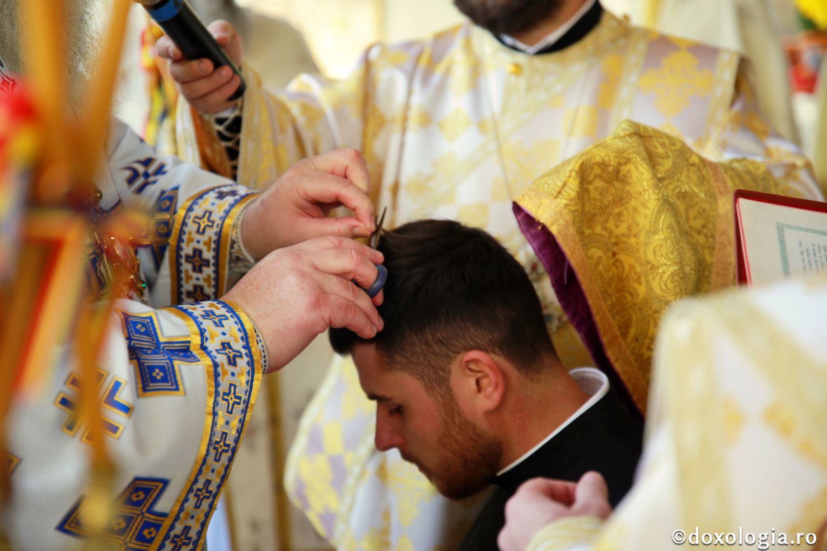 foto: Flavius Popa Biserica din Galu, ridicată de doi preoți, a fost târnosită de Părintele Arhiepiscop Calinic