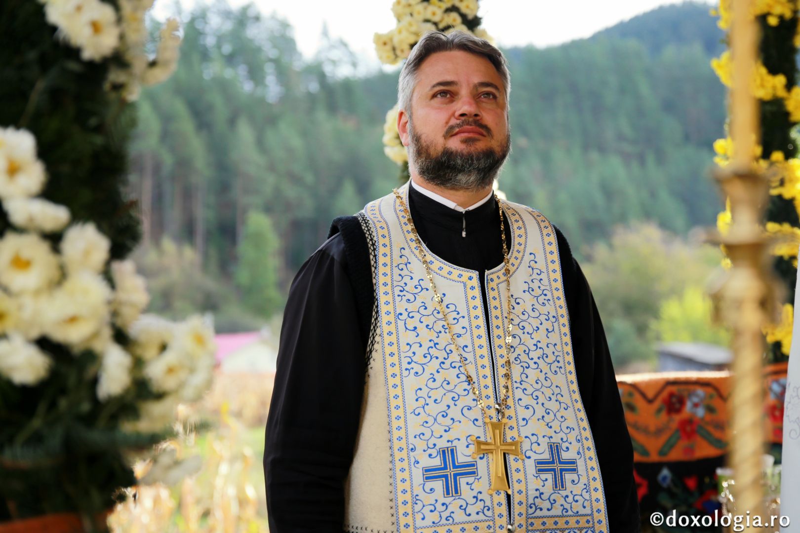 foto: Flavius Popa Biserica din Galu, ridicată de doi preoți, a fost târnosită de Părintele Arhiepiscop Calinic