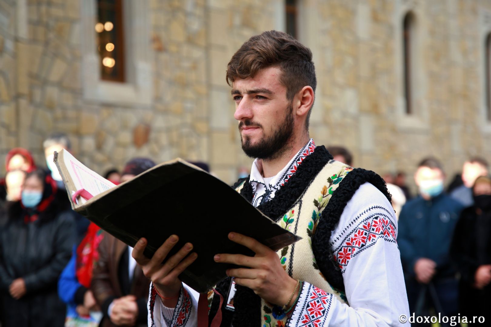 foto: Flavius Popa Biserica din Galu, ridicată de doi preoți, a fost târnosită de Părintele Arhiepiscop Calinic
