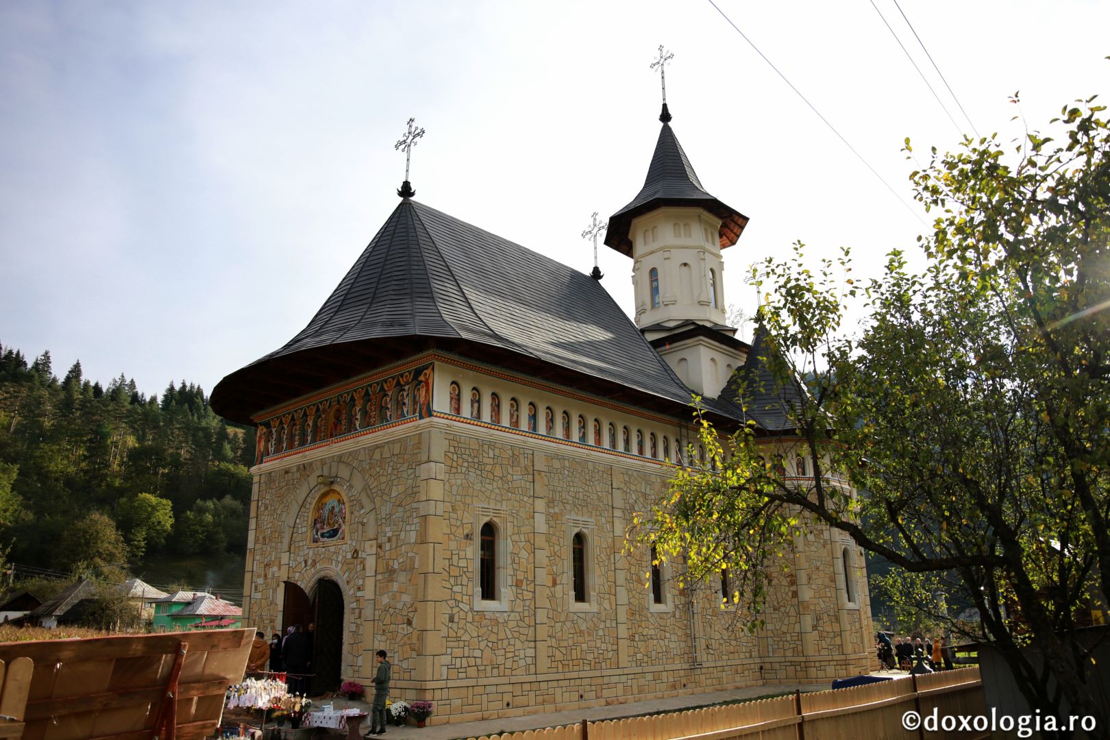 foto: Flavius Popa Biserica din Galu, ridicată de doi preoți, a fost târnosită de Părintele Arhiepiscop Calinic