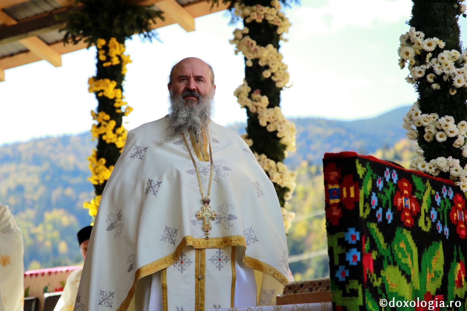 foto: Flavius Popa Biserica din Galu, ridicată de doi preoți, a fost târnosită de Părintele Arhiepiscop Calinic