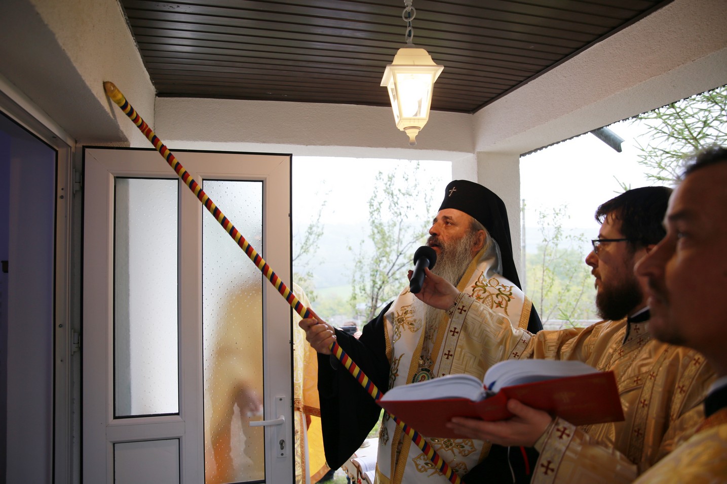 „Multele noastre păcate pot fi îndepărtate de prezența lui Dumnezeu”, le-a spus IPS Mitropolit Teofan credincioșilor din Dragalina