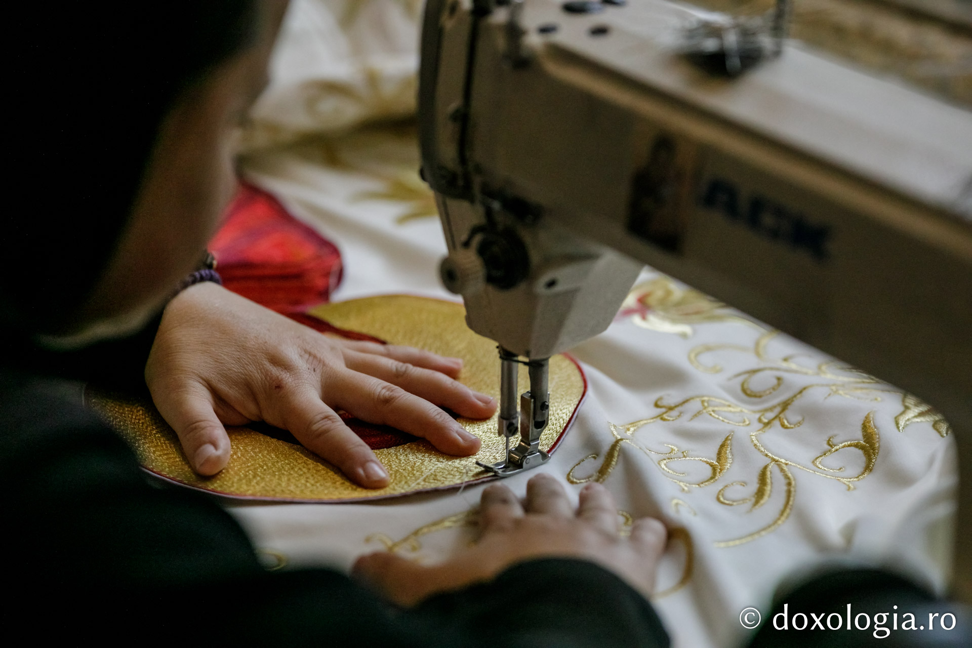 (Foto) Pregătire pentru hram – cum arată noul veșmânt al Sfintei Cuvioase Parascheva