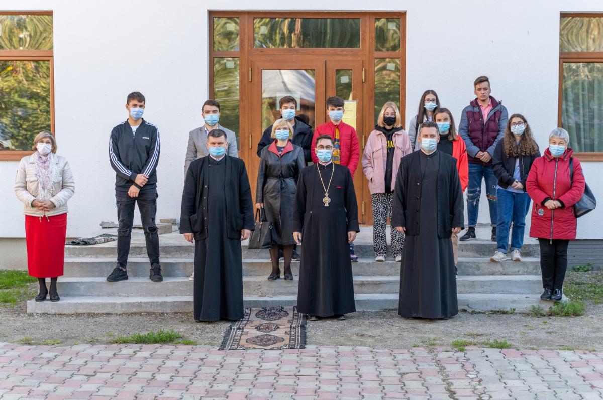 Atelier pentru tineri în cadrul „Asociaţiei Treime de Arhierei” din Bacău