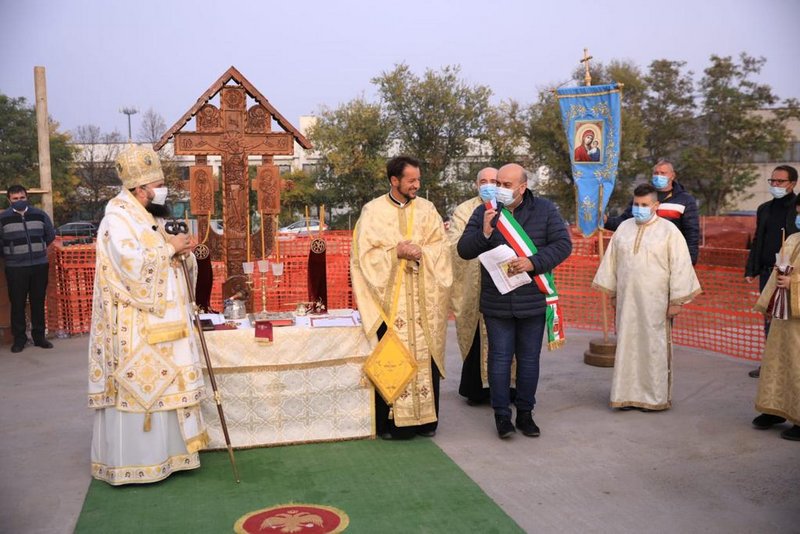 Foto: episcopia-italiei.it PS Atanasie de Bogdania a pus piatra de temelie a noii biserici a Parohiei „Sfântul Apostol și Evanghelist Luca” – Padova Nord (Limena)