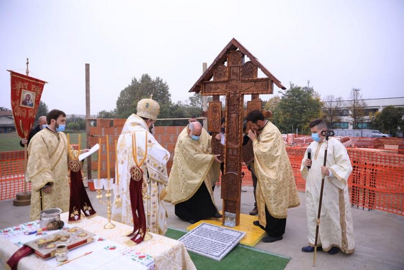 Foto: episcopia-italiei.it PS Atanasie de Bogdania a pus piatra de temelie a noii biserici a Parohiei „Sfântul Apostol și Evanghelist Luca” – Padova Nord (Limena)