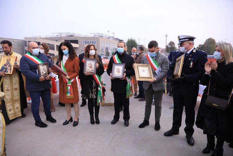 Foto: episcopia-italiei.it PS Atanasie de Bogdania a pus piatra de temelie a noii biserici a Parohiei „Sfântul Apostol și Evanghelist Luca” – Padova Nord (Limena)