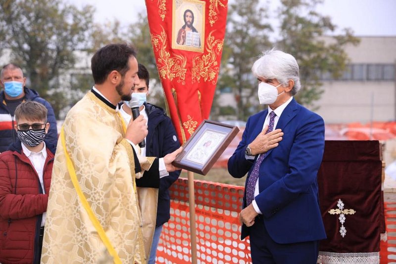 Foto: episcopia-italiei.it PS Atanasie de Bogdania a pus piatra de temelie a noii biserici a Parohiei „Sfântul Apostol și Evanghelist Luca” – Padova Nord (Limena)