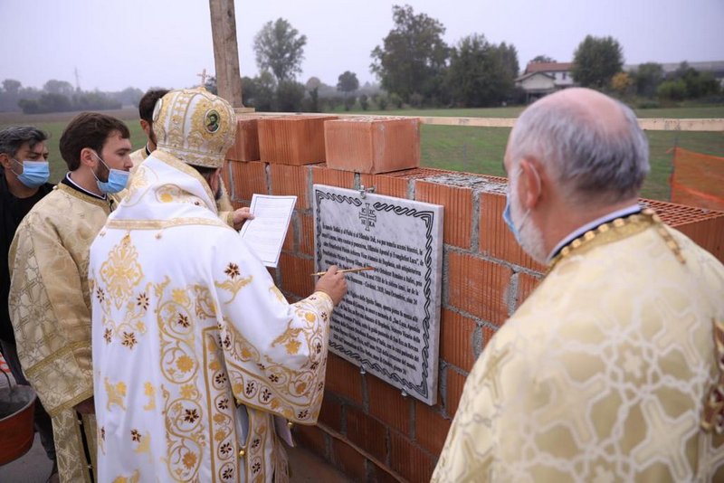 Foto: episcopia-italiei.it PS Atanasie de Bogdania a pus piatra de temelie a noii biserici a Parohiei „Sfântul Apostol și Evanghelist Luca” – Padova Nord (Limena)