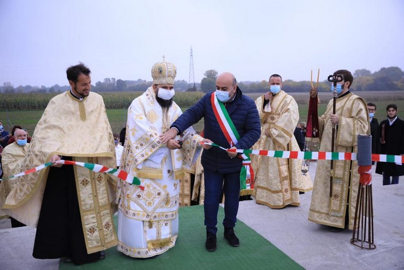 Foto: episcopia-italiei.it PS Atanasie de Bogdania a pus piatra de temelie a noii biserici a Parohiei „Sfântul Apostol și Evanghelist Luca” – Padova Nord (Limena)