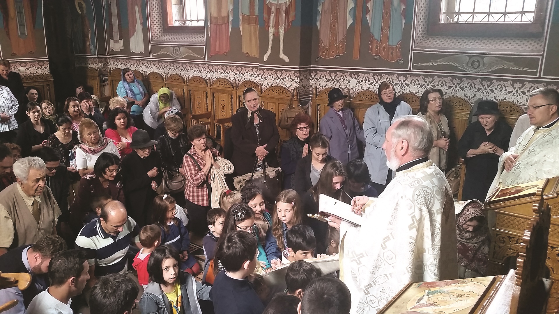 Recenzie: „Culegând roadele slujirii sale. Volum omagial dedicat Părintelui Vilie Doroșincă”