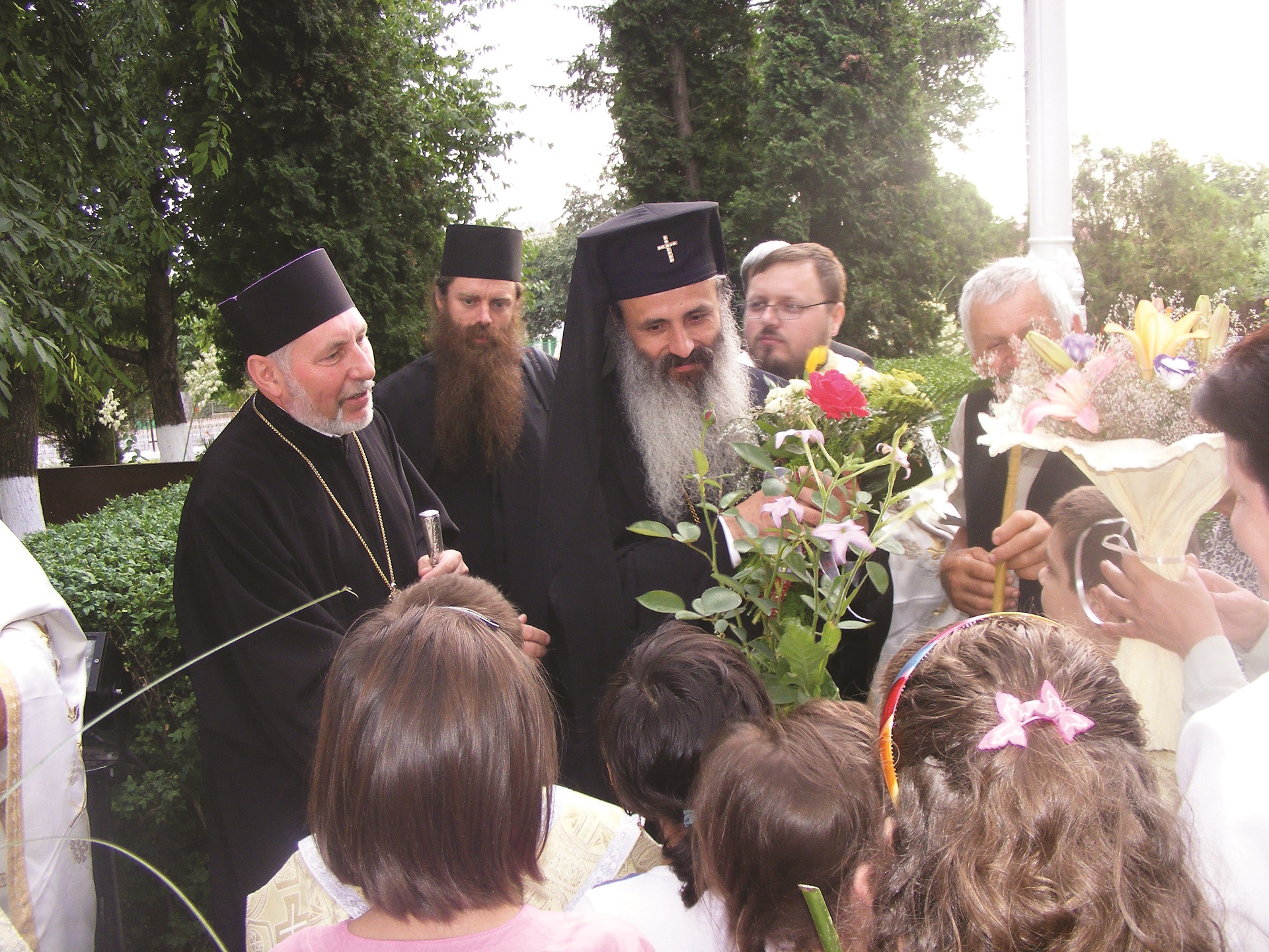 Recenzie: „Culegând roadele slujirii sale. Volum omagial dedicat Părintelui Vilie Doroșincă”